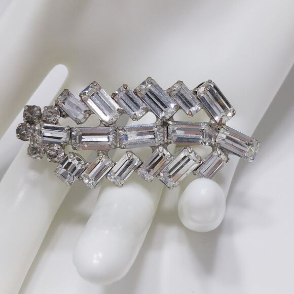 Vintage Clear Rhinestones Leaf Brooch, Rhodium Plated, 1960s Jewelry, 2 1/4" - Picture 2 of 10